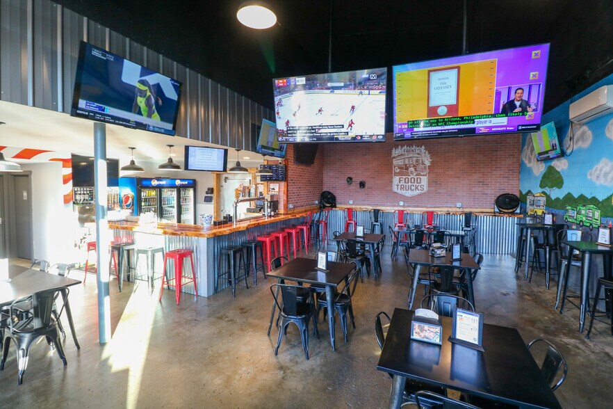 More Photos Of 775 N Front St, Coos Bay Bar For Sale