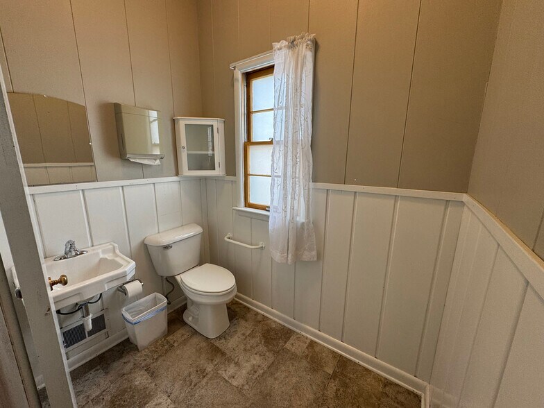 More Photos Of 402 S 7th St E, Riverton Flex For Sale