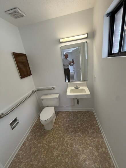 More Photos Of 914 White St E, Rock Hill Service For Lease
