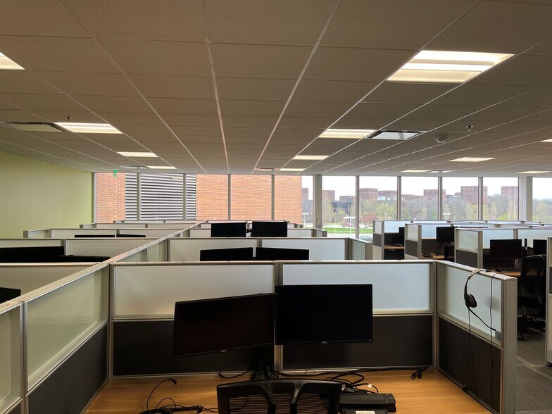 More Photos Of 3155 W Big Beaver Rd, Troy Office For Sale