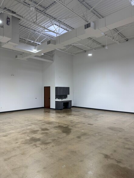 More Photos Of 4746 Memphis St, Dallas Light Distribution For Lease