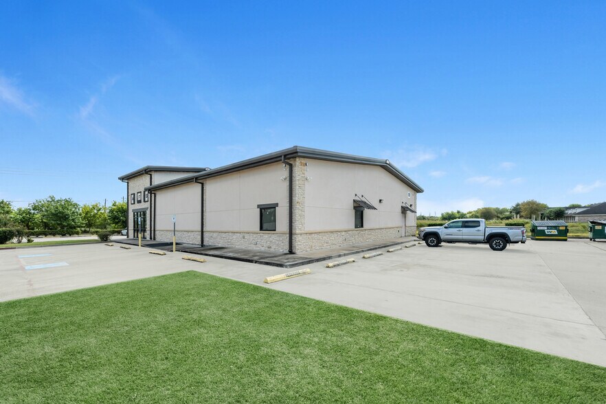 More Photos Of 3326 Watters Rd, Pasadena Office For Sale