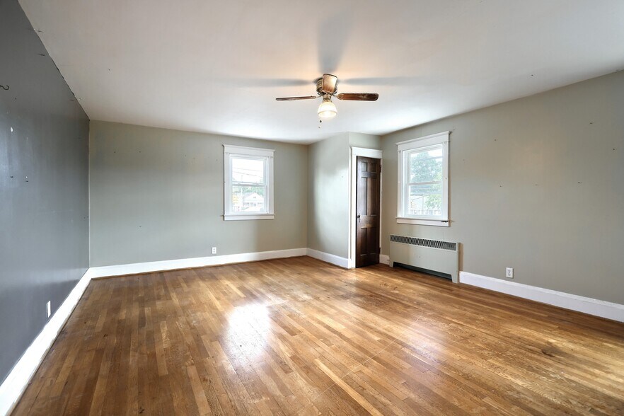 More Photos Of 550 S Main St, Shrewsbury Freestanding For Lease