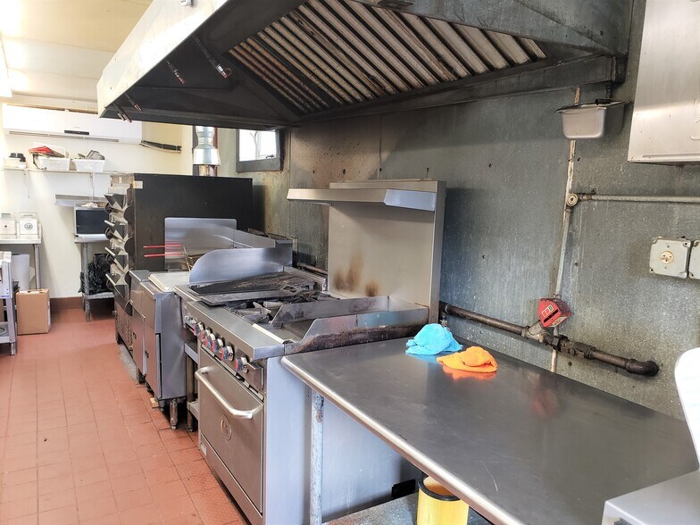 More Photos Of 127 Elm St, Hatfield Restaurant For Lease