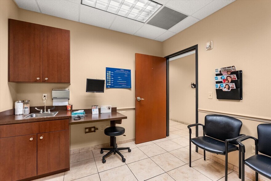 More Photos Of 1507 S Hiawassee Rd, Orlando Medical For Sale