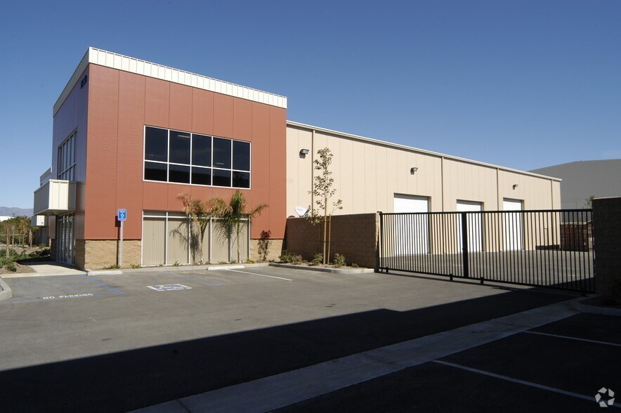 More Photos Of 2733 S Vista Ave, Rialto Warehouse For Lease