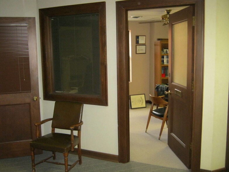 More Photos Of 922 Oak St, Kansas City Office For Sale