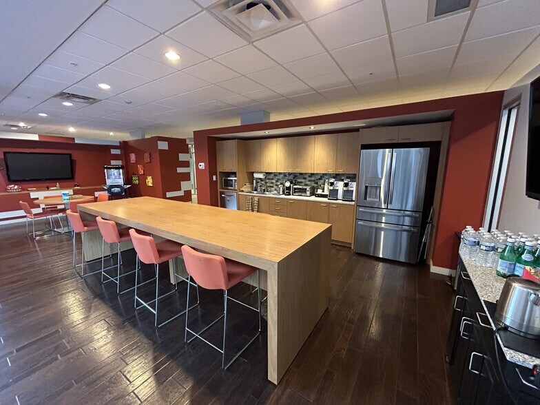 More Photos Of 625 S Main St, Zionsville Office For Sale