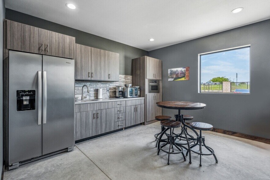 More Photos Of 1330 N US Highway 281, Stephenville Manufacturing For Lease