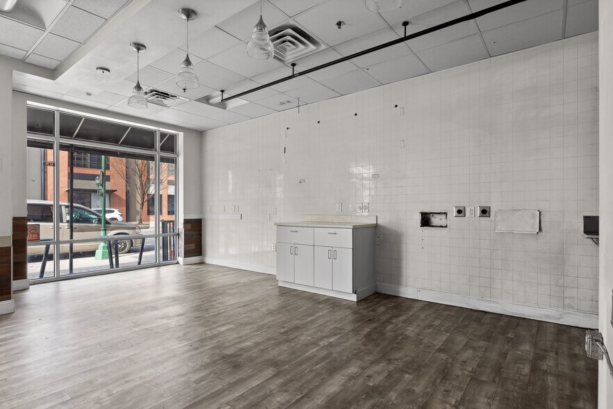 More Photos Of 100 Market St, Chattanooga Storefront For Sale