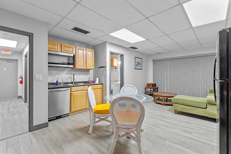 More Photos Of 901 N Grove St, Eustis Office For Sale