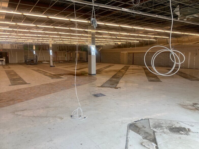 More Photos Of 367-425 N Service Rd, Patchogue Storefront For Lease