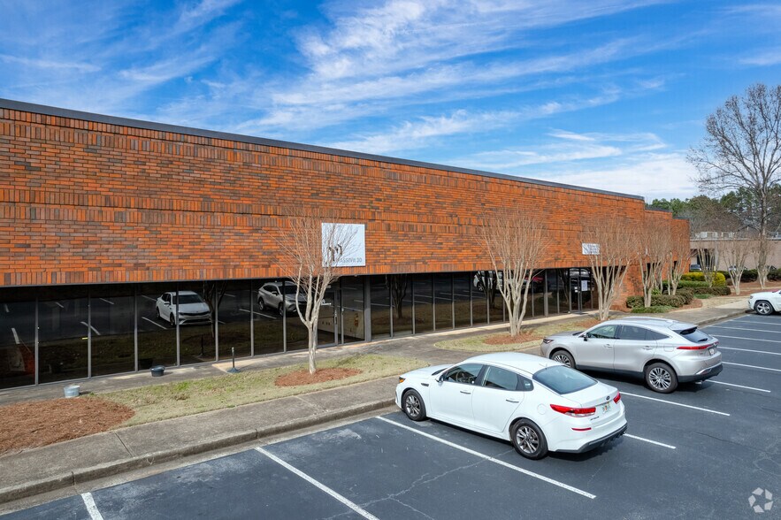 More Photos Of 11350 Old Roswell Rd, Alpharetta Warehouse For Lease