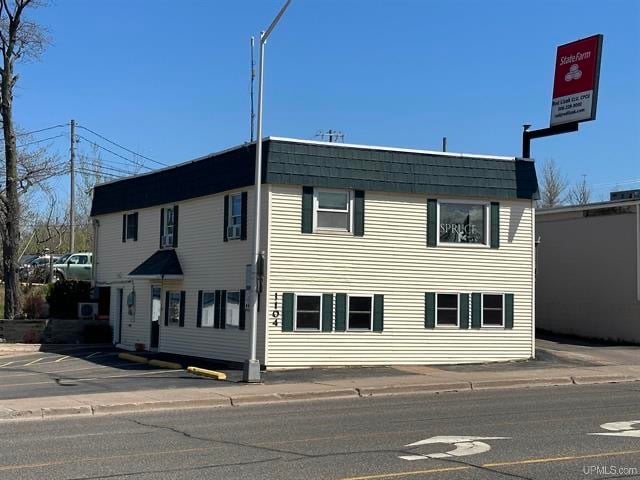 More Photos Of 1104 W Washington St, Marquette Office Residential For Sale