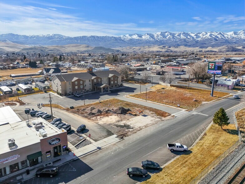 More Photos Of 211 Commercial st, Morgan Storefront Retail Office For Lease