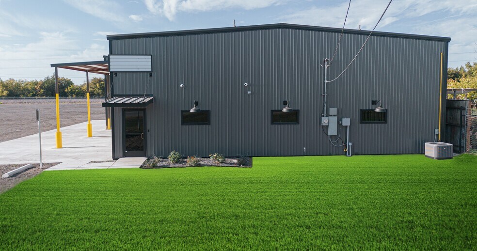 More Photos Of 2603 S Kaufman St, Ennis Industrial For Sale