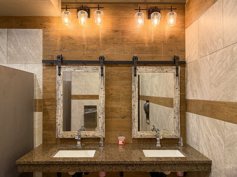 More Photos Of 601 7th Ave, Altoona General Retail For Sale