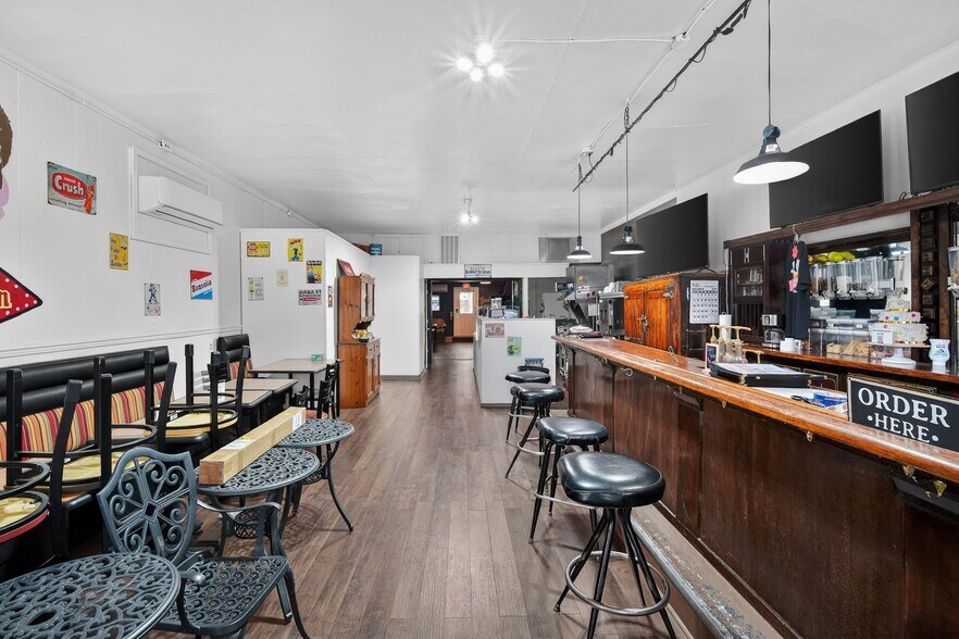 More Photos Of 124 S Fillmore St, Osceola Flex For Sale