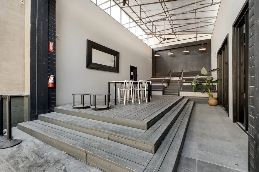 More Photos Of 1650 Schrader Blvd, Los Angeles Restaurant For Lease