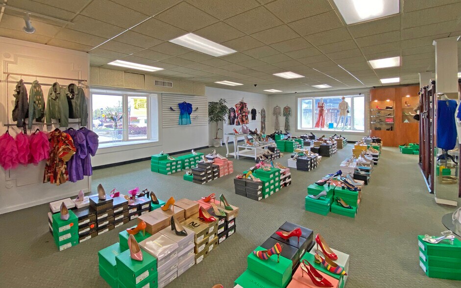 More Photos Of 33224 Grand River Ave, Farmington Freestanding For Sale