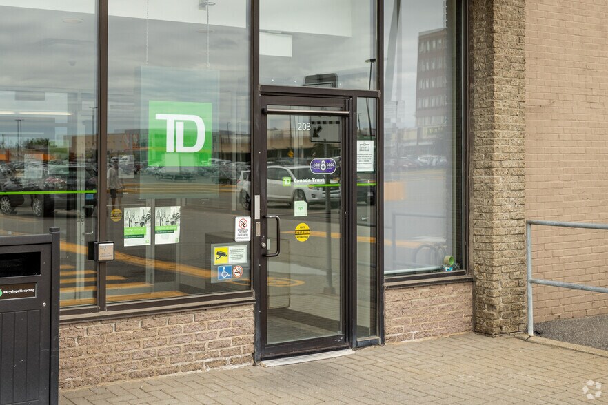 More Photos Of 201-203 Boul Hymus, Pointe-claire Bank For Lease