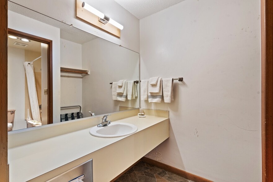 More Photos Of 1510 Adams Ave, La Grande Hotel For Sale