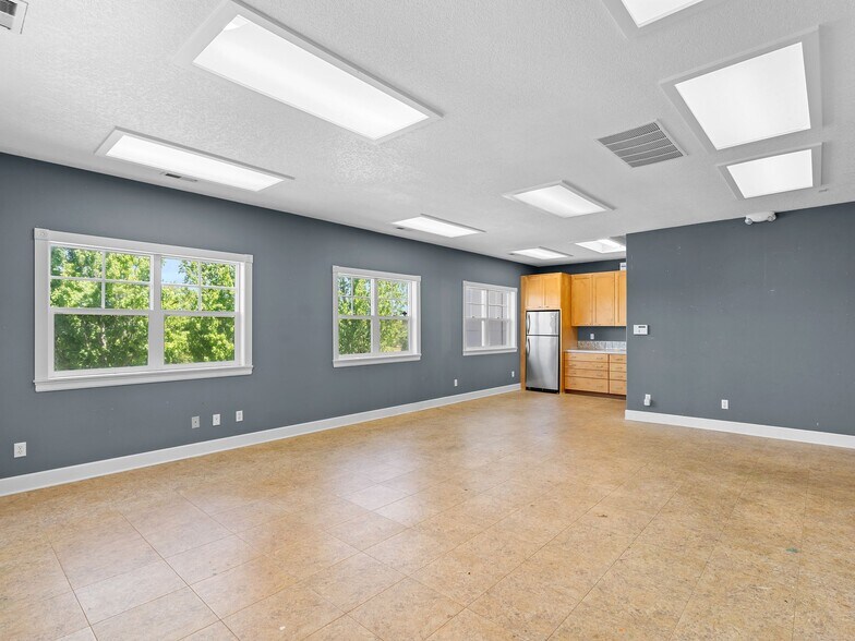 More Photos Of 303 E Columbia River Hwy, Troutdale Storefront Retail Office For Lease