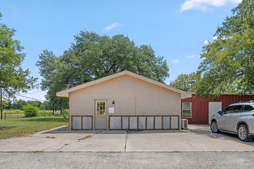 More Photos Of 9772 FM 1696 Rd, Bedias Storefront For Sale