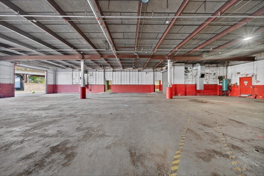 More Photos Of 145 E Mineola Ave, Valley Stream Warehouse For Lease