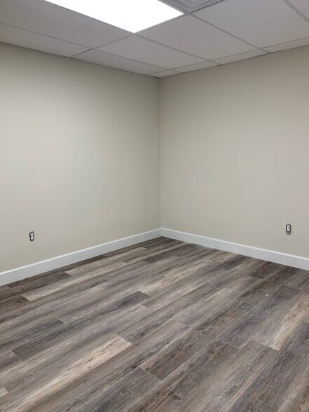 More Photos Of 300 Toll Gate Rd, Warwick Medical For Lease