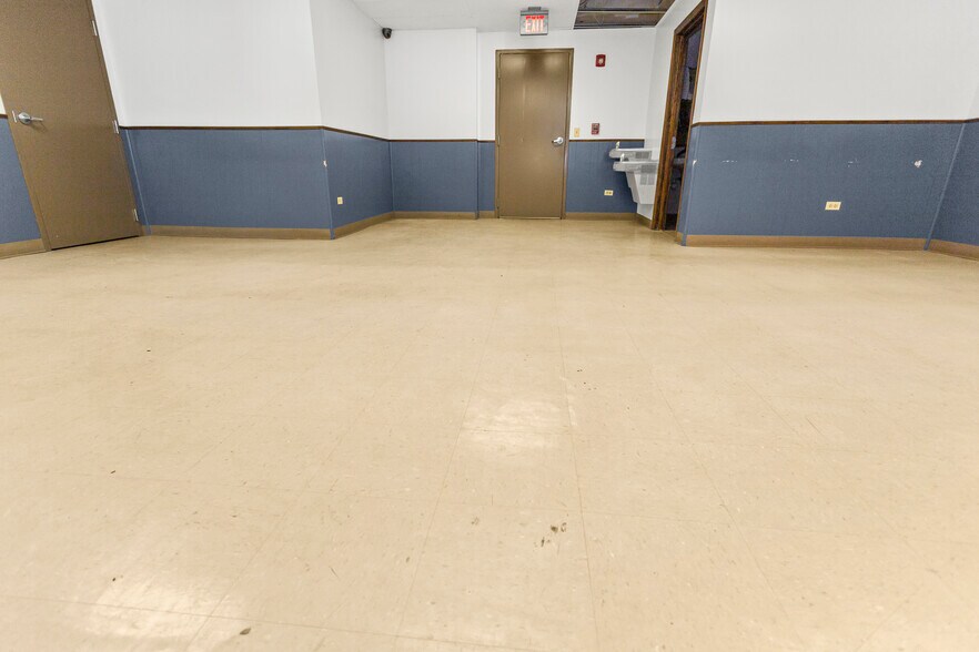 More Photos Of 2202-2230 W Algonquin Rd, Rolling Meadows General Retail For Sale