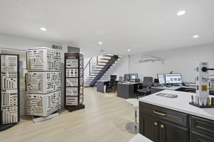 More Photos Of 565 N Tustin St, Orange Freestanding For Sale