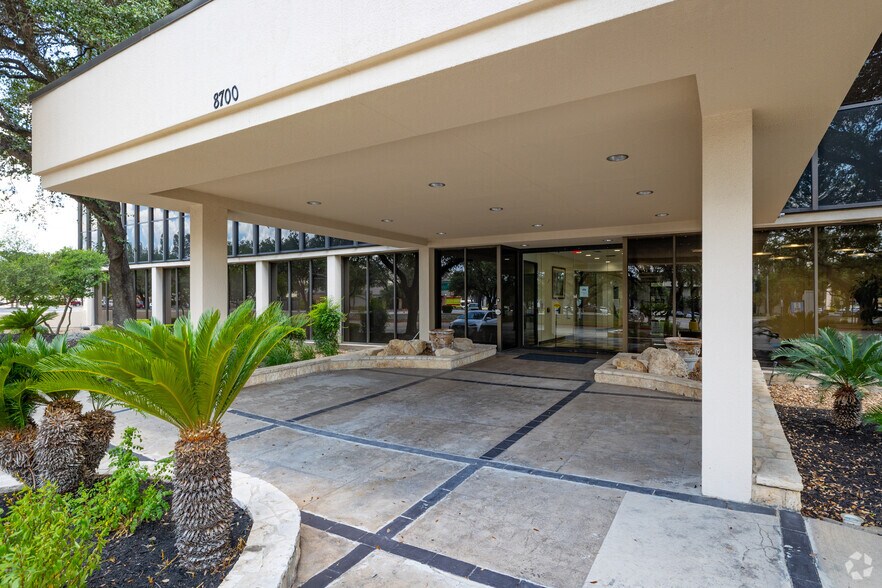 More Photos Of 8700 Tesoro Dr, San Antonio Office For Sale
