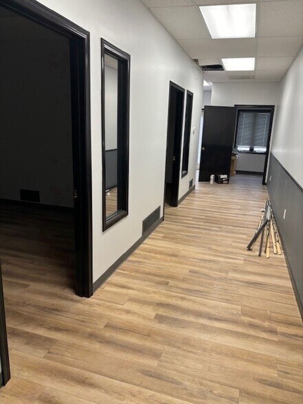 More Photos Of 656 SE Bayberry Ln, Lee's Summit Office For Lease