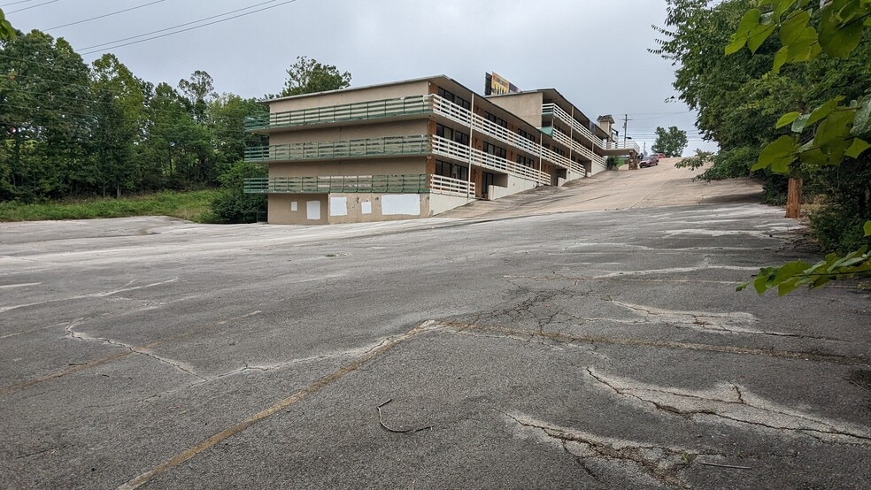 More Photos Of 1900 W 76 Country Blvd, Branson Hotel For Sale