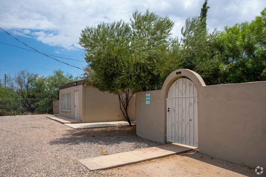 More Photos Of 410 E Fort Lowell Rd, Tucson Freestanding For Sale
