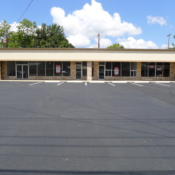 More Photos Of 706-708 W Main St, Tomball Freestanding For Lease