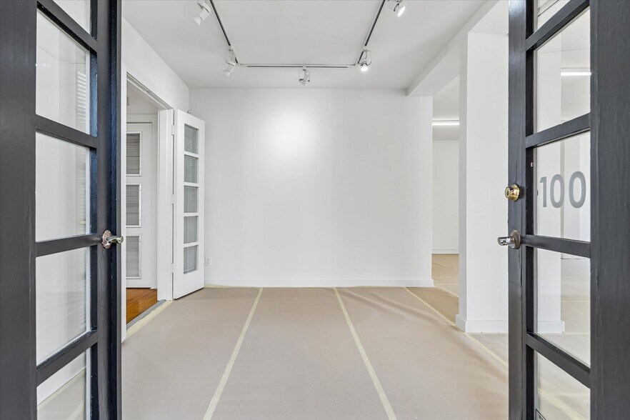 More Photos Of 2402 Commonwealth St, Houston Office For Sale
