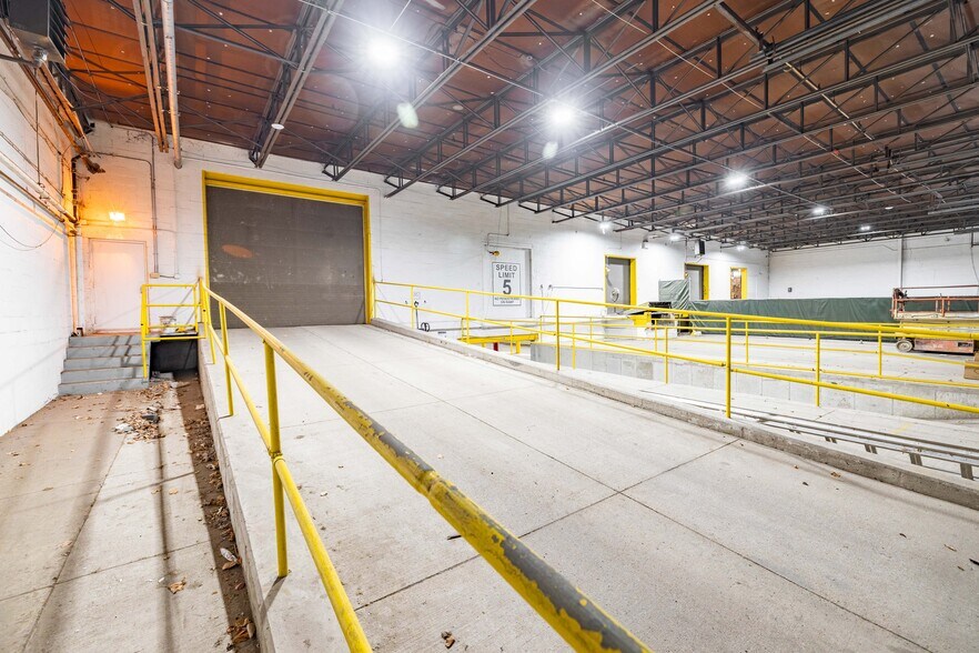 More Photos Of 2121-2225 W Fort St, Detroit Warehouse For Lease