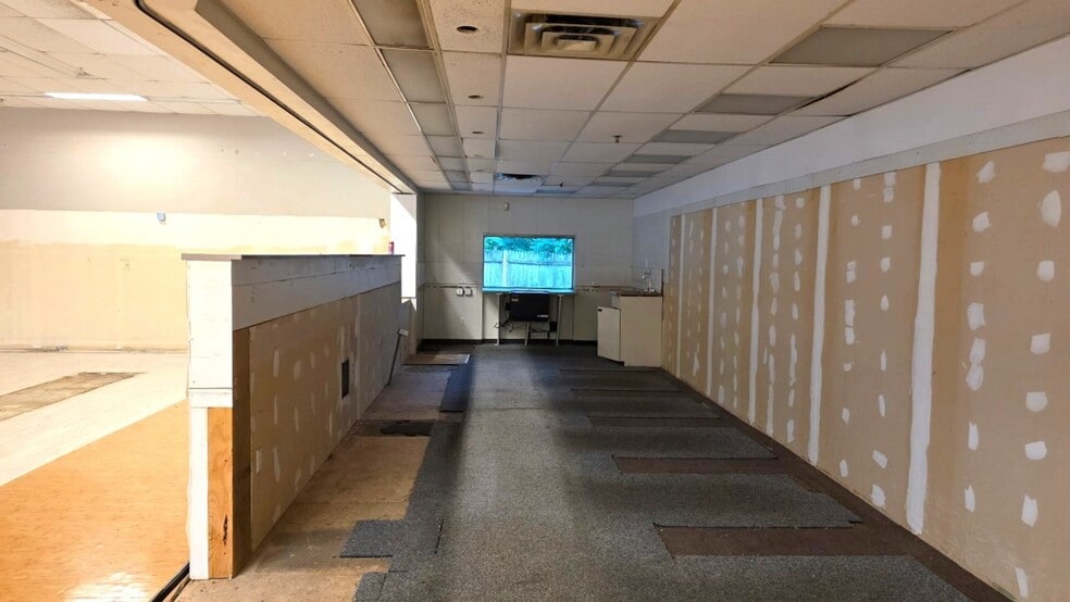 More Photos Of 1350 Stanley St, New Britain Drugstore For Lease