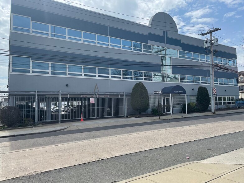 More Photos Of 20 W Lincoln Ave, Valley Stream Office For Lease