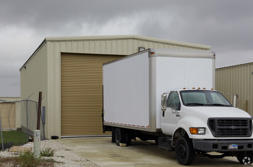 More Photos Of 111 Schumans Beach Rd, New Braunfels Warehouse For Lease
