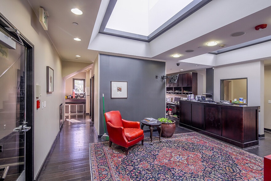 More Photos Of 13946 Ventura Blvd, Van Nuys Office For Lease