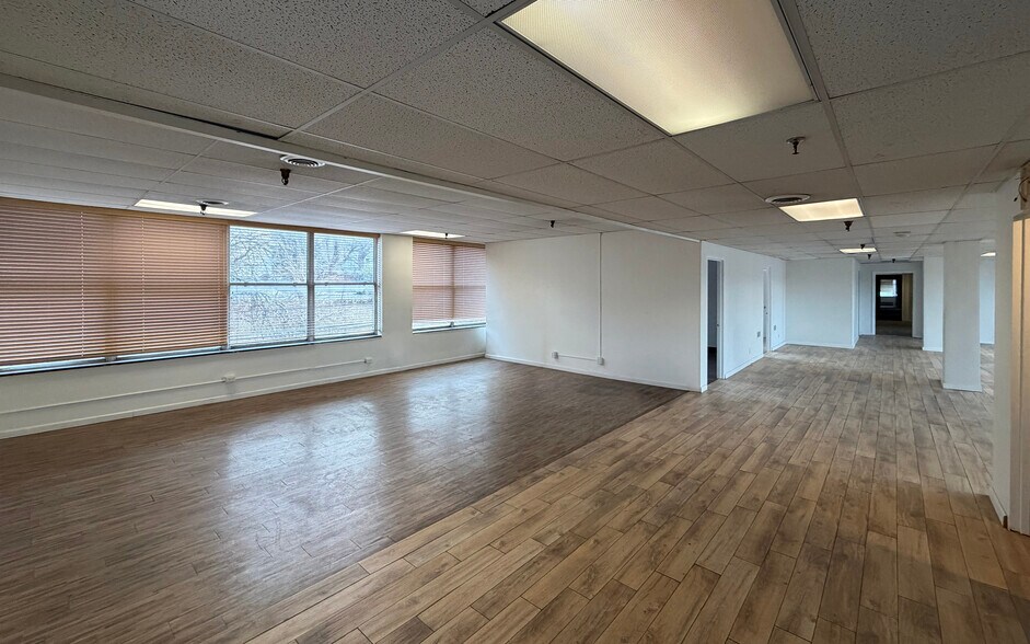 More Photos Of 150 N Macquesten Pky, Mount Vernon Warehouse For Lease