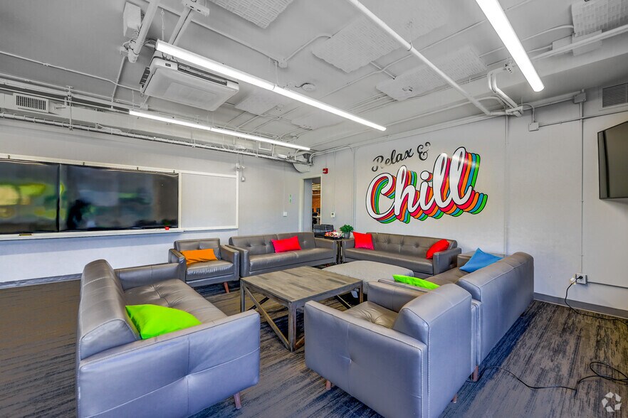 More Photos Of 300 King St S, Whitby Office For Sale