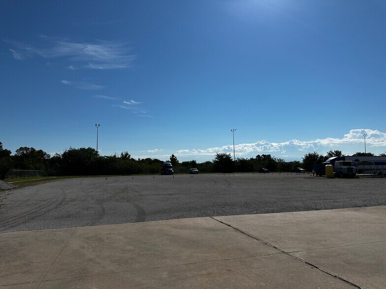 More Photos Of 3500 Flanders Dr, Ardmore Distribution For Lease