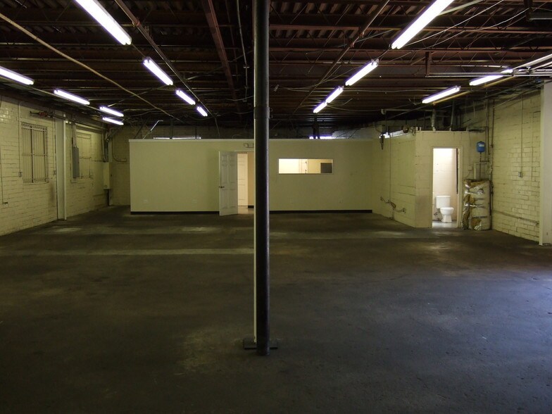 More Photos Of 334 N Clarendon Ave, Scottdale Warehouse For Lease