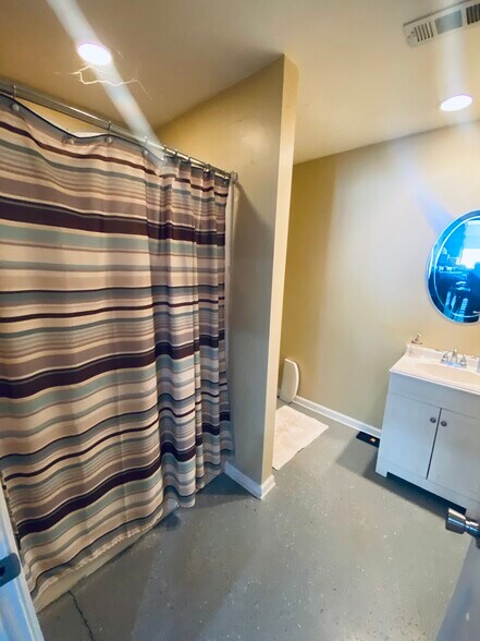 More Photos Of 1607 Kelly Dr, Sanford Flex For Sale