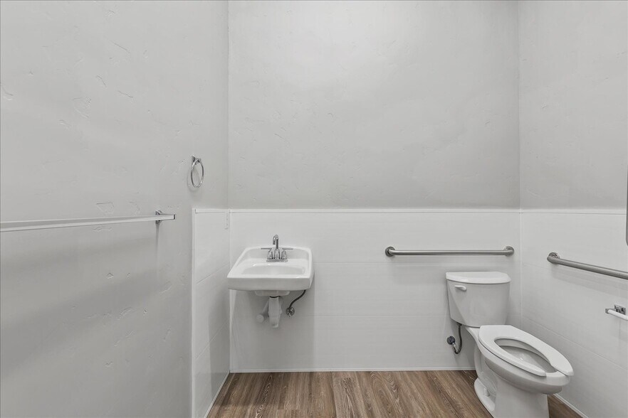 More Photos Of 225 N Happy Valley Rd, Nampa Warehouse For Lease