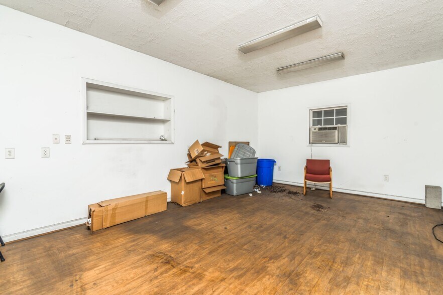 More Photos Of 1215 S Brightleaf Blvd, Smithfield Warehouse For Lease